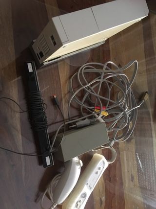 Wii + mandos - consola gris y blanca