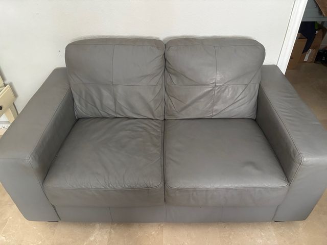 Divano in pelle grigio a 2 posti