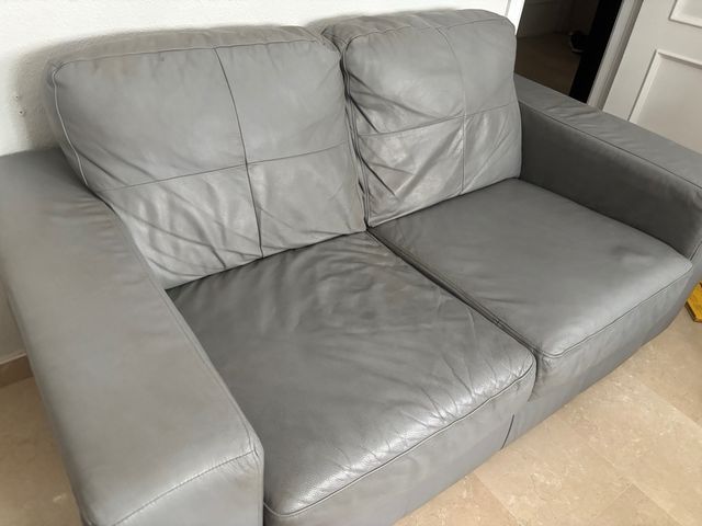 Divano in pelle grigio a 2 posti