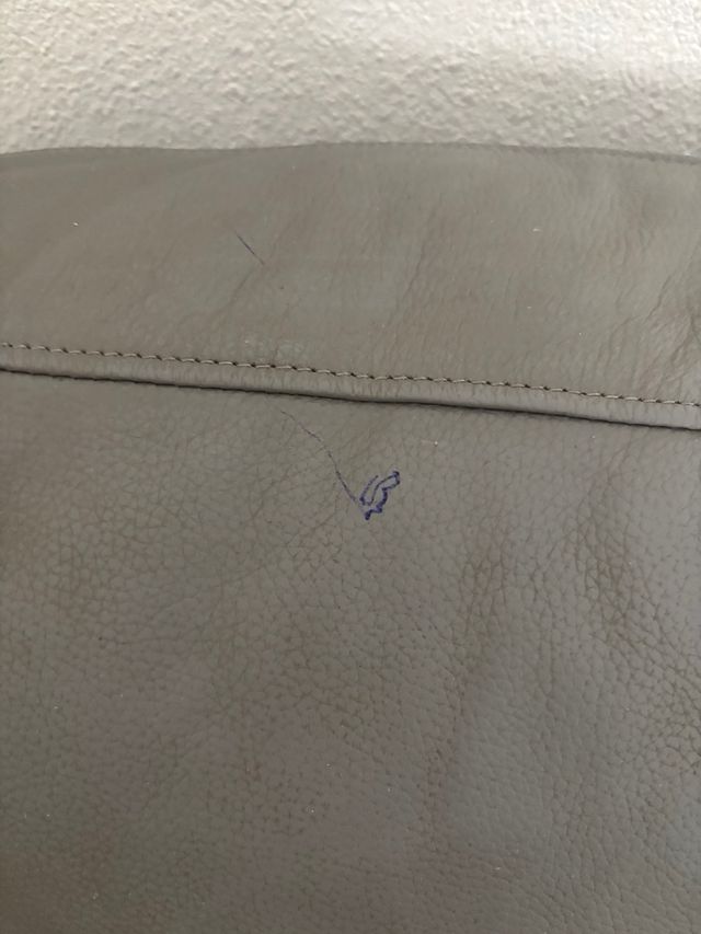 Divano in pelle grigio a 2 posti