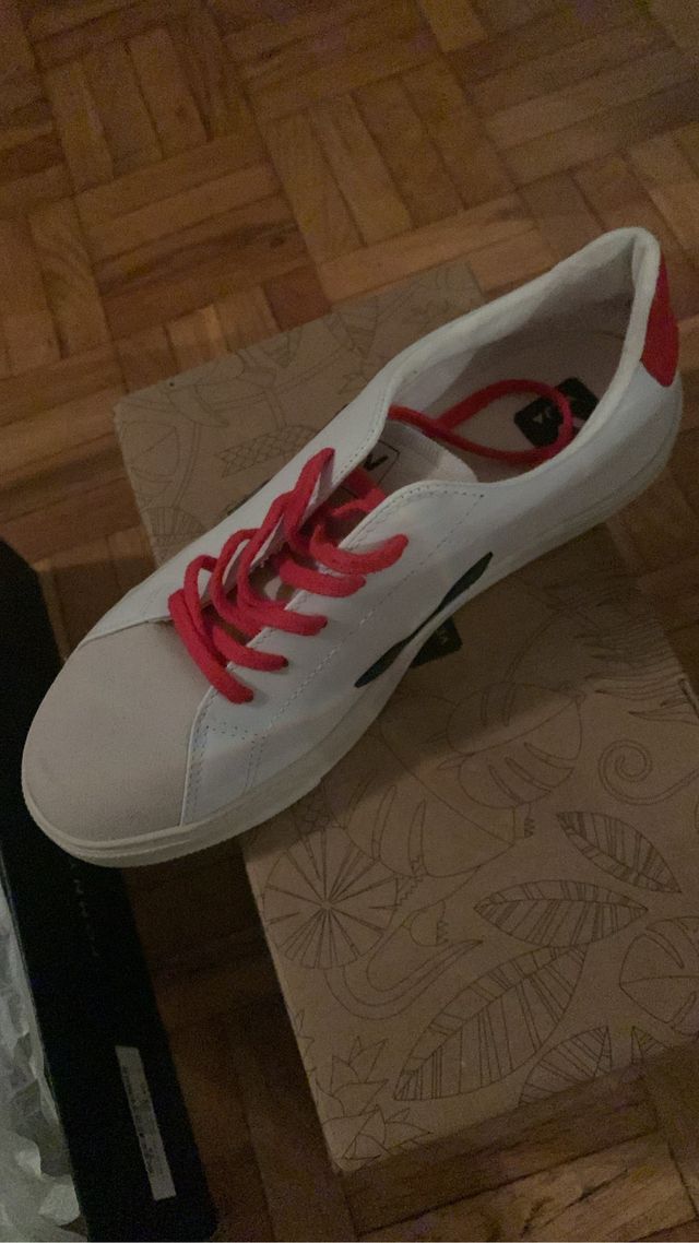 Zapatillas Veja blancas y rojas - Talla 39