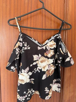 Blusa negra floral hombros descubiertos