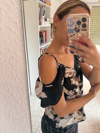 Blusa negra floral hombros descubiertos