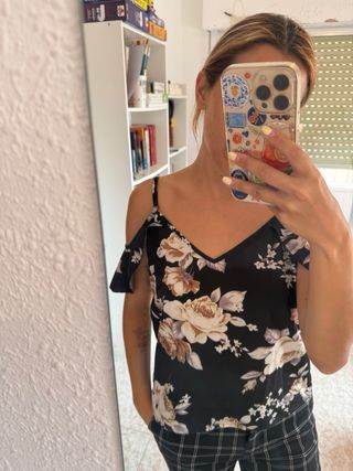Blusa negra floral hombros descubiertos