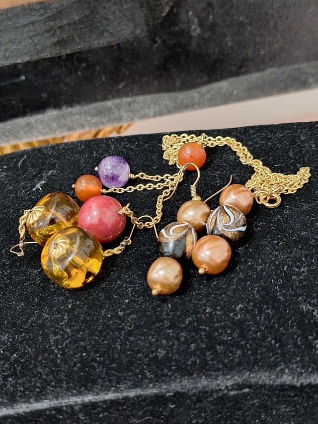 Collana e 2 paia di orecchini vintage .