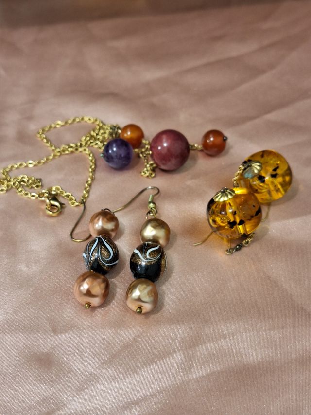 Collana e 2 paia di orecchini vintage .