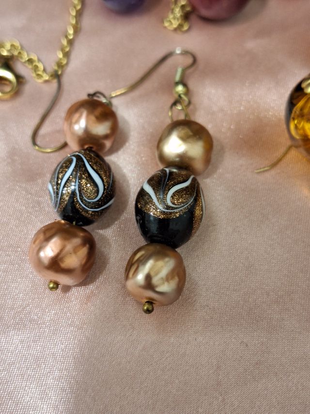 Collana e 2 paia di orecchini vintage .