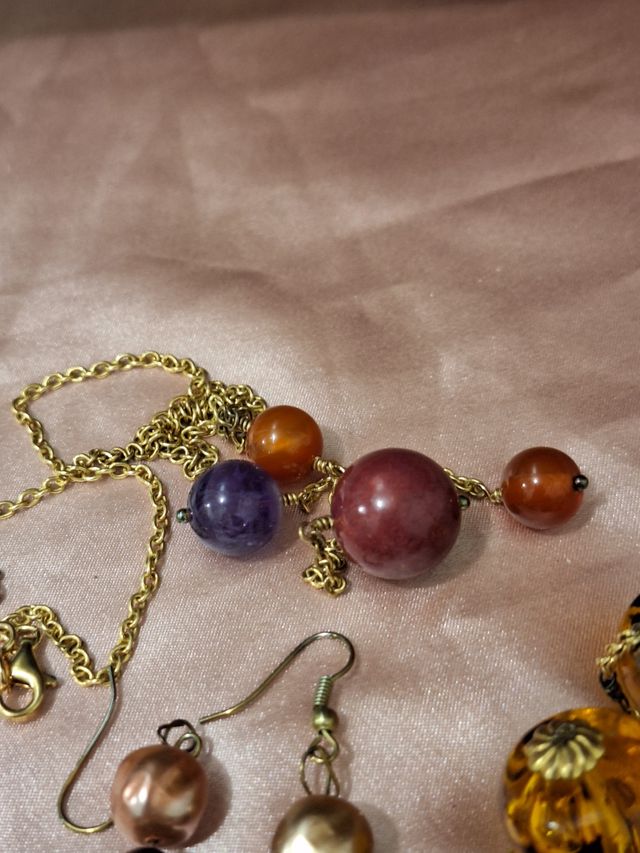 Collana e 2 paia di orecchini vintage .