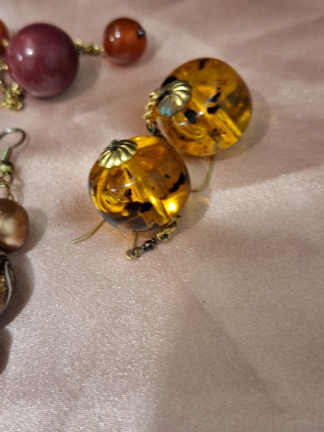 Collana e 2 paia di orecchini vintage .