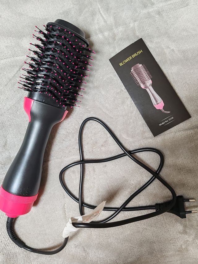 Secador y cepillo moldeador de pelo