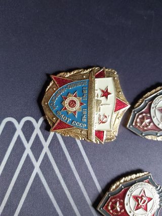 Lote 50 Pines esmaltados y medallas cccp