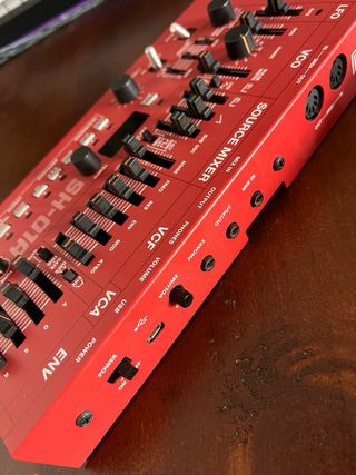 Roland SH-01A Sintetizador