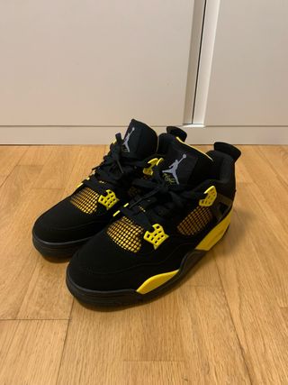 Zapatillas Jordan Retro 4 - Negras y Amarillas de segunda mano por 70 EUR  en Vitoria-Gasteiz en WALLAPOP