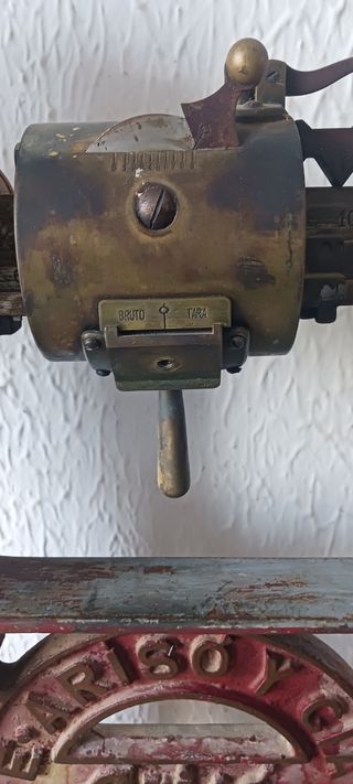 Antigua pesa industrial roja