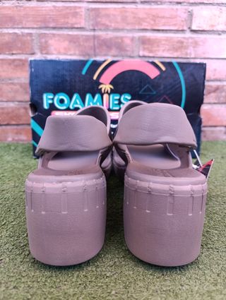 Sandalias Skechers Foamies rosa grisaceo