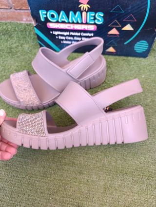 Sandalias Skechers Foamies rosa grisaceo