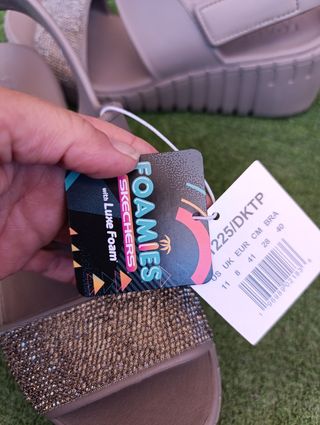 Sandalias Skechers Foamies rosa grisaceo