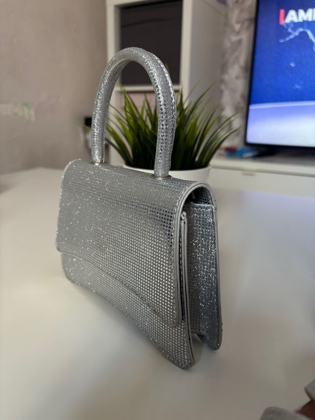 Tacones y bolso plata brillo