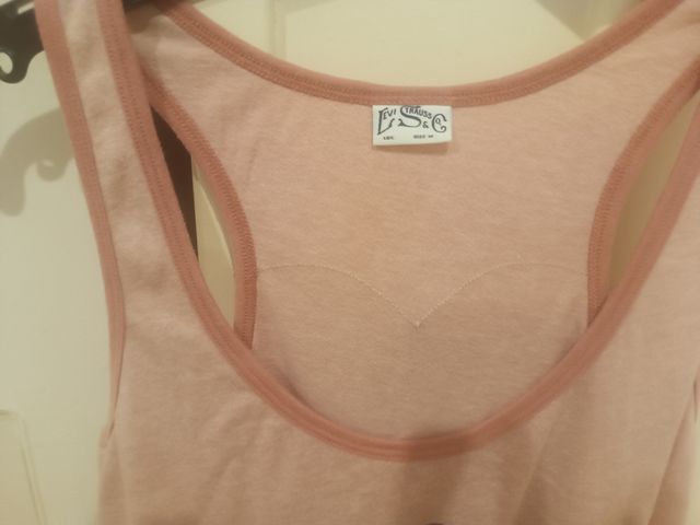 Camiseta Levi's rosa tirantes