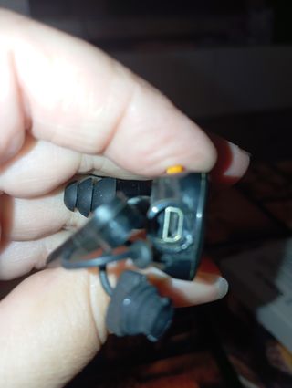 Cargador USB 5V 2000mA y cascos para música.