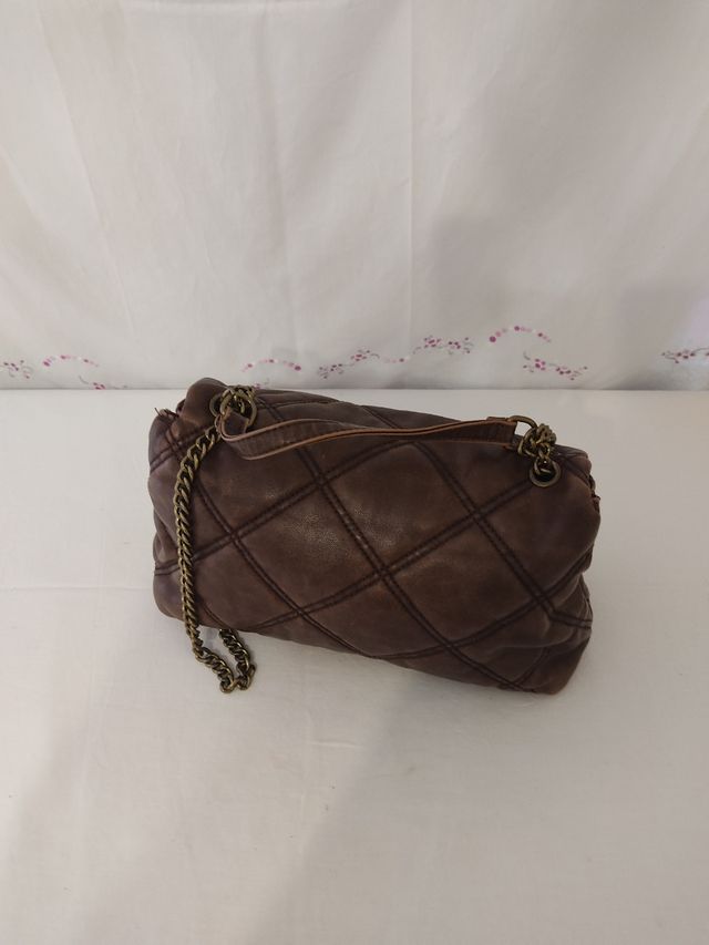 Bolso bandolera marrón acolchado