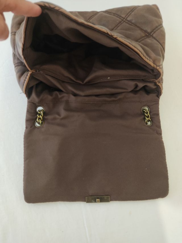 Bolso bandolera marrón acolchado