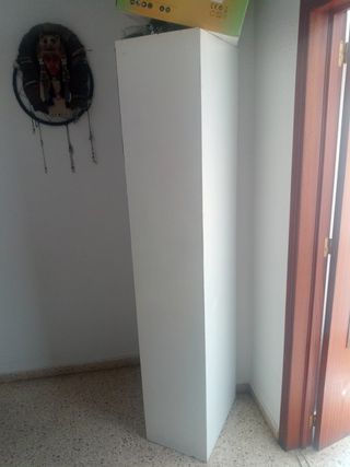 Estantería blanca de madera