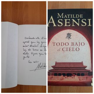 Todo Bajo el Cielo firmado por la autora
