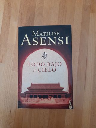 Todo Bajo el Cielo firmado por la autora
