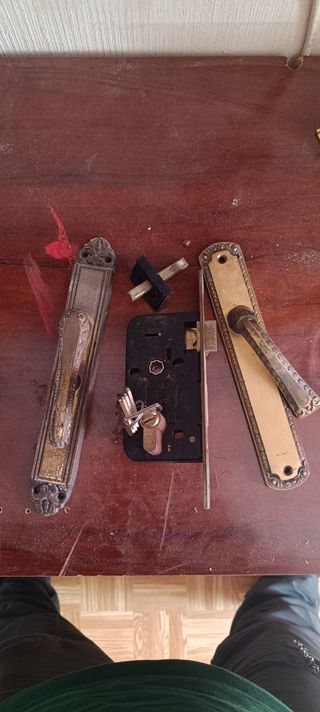 Cerradura antigua dorada