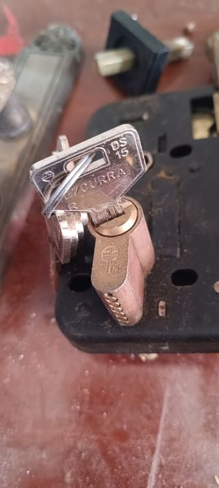 Cerradura antigua dorada