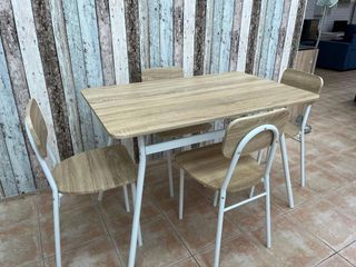 NUEVA!! MESA CON 4 SILLAS MODERNAS