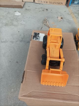 Excavadora y camión de juguete