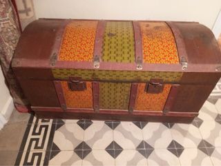 Baúl antiguo madera y metal