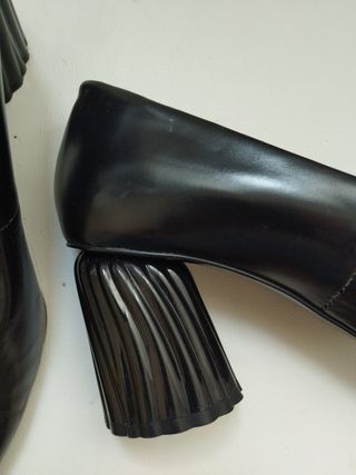 Salones negros Uterqüe