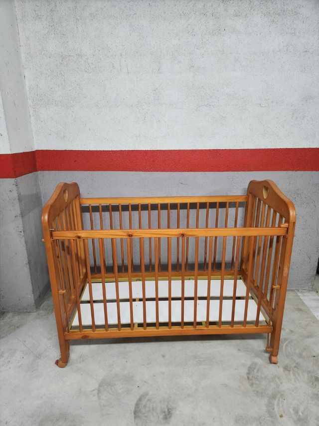 Cuna bebé madera - en muy buen estado.
