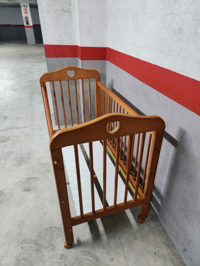 Cuna bebé madera - en muy buen estado.
