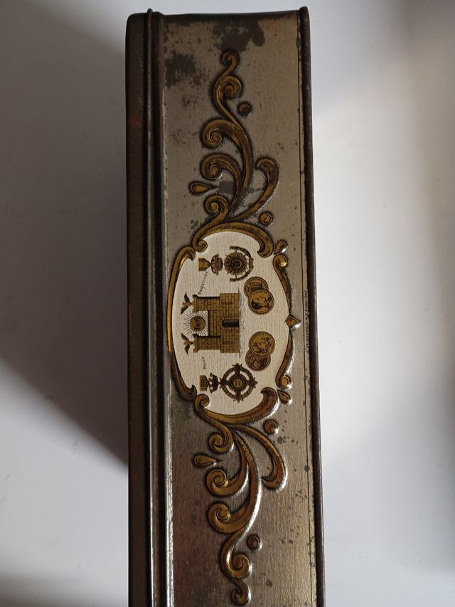 Caja vintage metal marrón