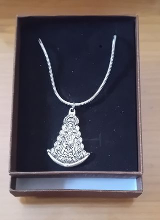 Colgante Virgen del Rocío de acero
Cadena incluida
