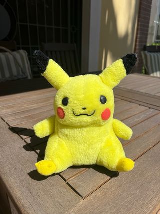 Peluche pupazzo Pikachu dei Pokémon
