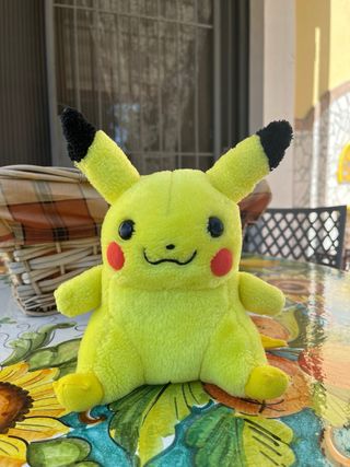 Peluche pupazzo Pikachu dei Pokémon