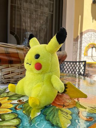 Peluche pupazzo Pikachu dei Pokémon