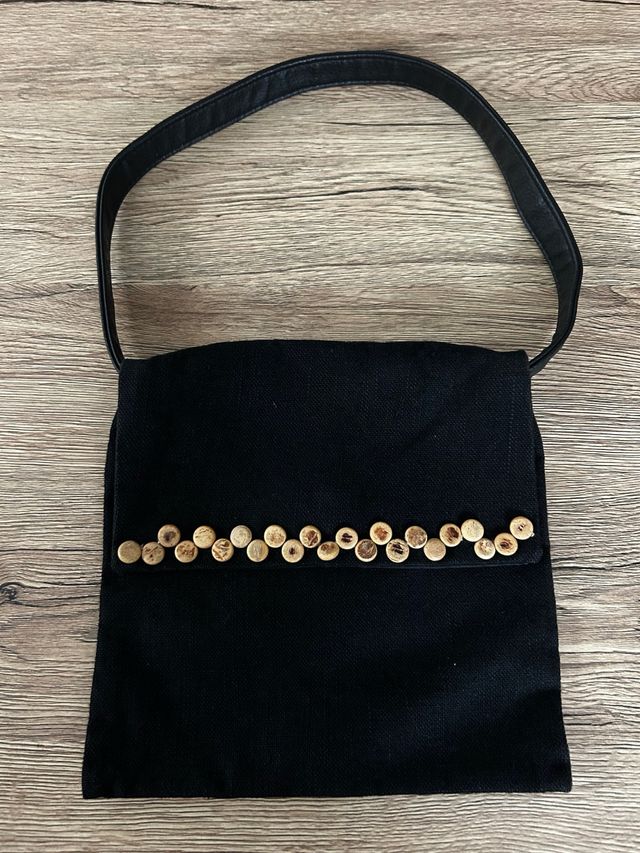 Bolso negro con detalles