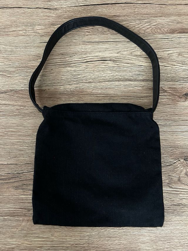 Bolso negro con detalles