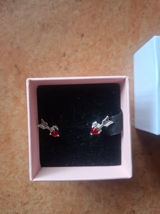 Pendientes Pandora flecha rojos