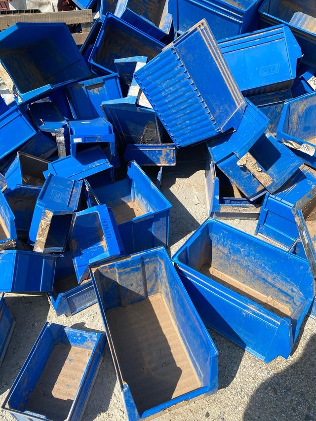 Cajas plásticas azul y roja