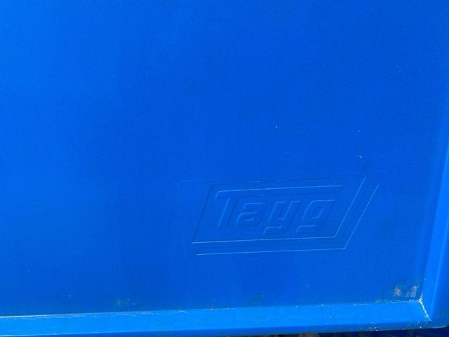 Cajas plásticas azul y roja