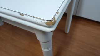 Mesa blanca de madera .Es extensible 