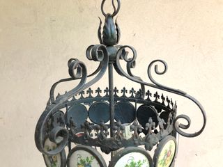 Lampadario in ferro e dischetti in ceramica