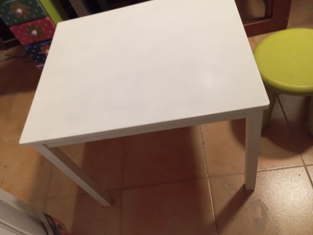 Mesa KRITTER IKEA y 2 sillas